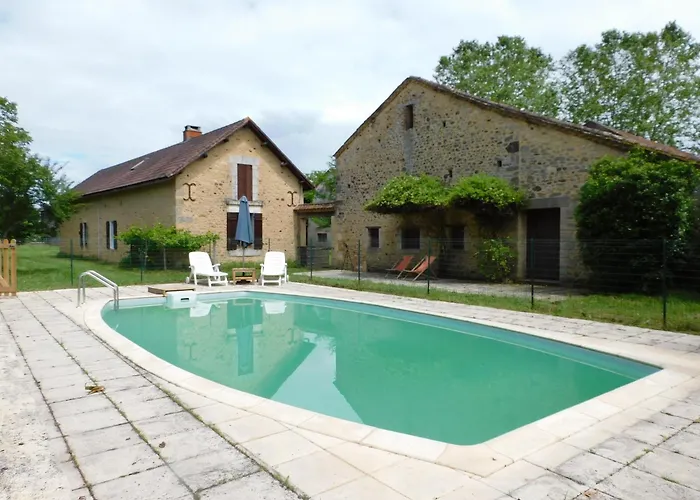 Les Salveyries En Dordogne Avec Piscine Et Grands Espaces